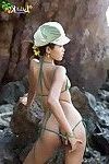 Zufriedenheit Chinesisch Jugendliche Lily Koh blinkt Ihr kleinere Brüste in Bikini