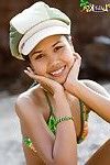satisfaction Chinois l'adolescent Lily Koh clignote Son petite Seins dans bikini