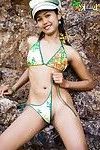 la satisfacción de los Chino los adolescentes Lily Koh parpadea su más bien pequeñas Pechos en Bikini