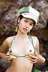 满意 中国 青少年 莉莉 Koh 闪烁 她的 很小的 乳房 在 比基尼