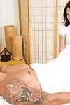 el arte de oriental schlong masaje hecho :Por: la calma Kim Anh