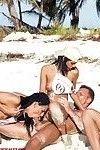 四个 吸引人 妓女的队伍中吧 玩 奥运会 的 肛门 游戏 上 的 海滩