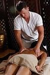 Ache Cinese guadagni ingannata su un massaggio tabella