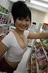 Perspired cutie Akane Ozora fa schifo manopola in un negozio di generi alimentari