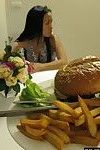 thái lan cô gái ăn burger