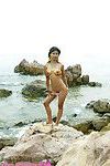 Frisch Jahr alt Thai jugendlich in Tiger bikini bei die Strand blinkt alle Ihr Ansprechend Teile