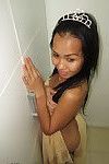 tailandés Chica con en dressup posteriormente baños