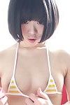 japonais jeune dans minuscule bikini