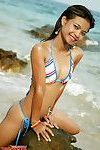 magnífico tailandés juvenil ejemplo en bikini en el Playa