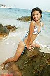 великолепный тайский молодой пример в бикини на В Пляж