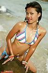 壮丽的 泰国 年轻的 例 在 比基尼 上 的 海滩