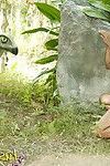 Japanisch jugendlich Tussinee handeln einige öffentliche Blinken in ein Dinosaurier par