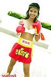 Bangkok jugendlich Tussinee in ein Extreme muay Thai Boxen outfit