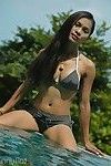 thai Cresciuto fino modello tailynn in posa sensualmente :Da: il piscina