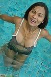 thai Cresciuto fino modello tailynn in posa sensualmente :Da: il piscina