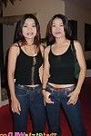 Hermosa tailandés los gemelos pose y jugar para el cam