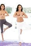 Alina Li ve Adriana Chechik giysisiz Yoga