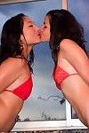 Çin genç lezbiyen cuties içinde bikini