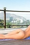 फैला जापानी शिशु अलीना ली नंगा योग