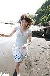 giapponese AV Idolo Saki Koto giocare su spiaggia