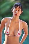 un Curvy orientale giovani Bikini cari teso Liscia su Top Fica