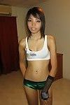 潮湿的 中国 少年 街 妓女 暴露 她的 公司 泰国 屁股