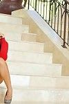 несовершеннолетних Китайский в Красный костюм и коричневый нижнее белье Играет с ее Пизда на В Лестницы