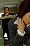 秘书 在 一个 灰色 衣服 为所欲为 她的 老板 在 工作