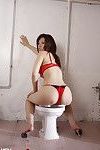 หญิง ใน skimpy สีแดง เซ็กซี่ กางเกง แกล้ง บ เป็ สีขาว ห้องน้ำ