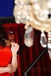 tramp posing Mit ein Champagner Glas in Ihr Rot Kleid