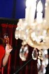 tramp ポージング と a シャンパン ガラス に 彼女の 赤 ドレス