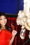 tramp ポージング と a シャンパン ガラス に 彼女の 赤 ドレス