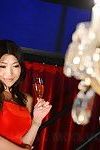 tramp posing Mit ein Champagner Glas in Ihr Rot Kleid