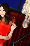 vagabundo posando Con Un Champagne vidrio en su rojo Vestido