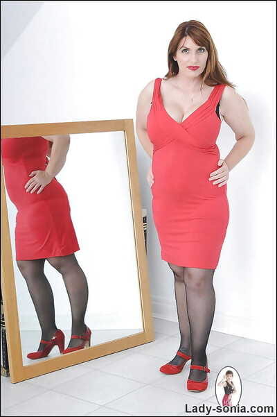 Curvaceous grown up lady thither stockings gets sunny be beneficial to the brush threads and lingerie