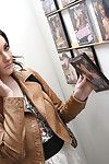 Tegan مور مص A كبير الأسود الفانيلا في A Gloryhole