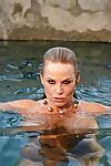 외 포즈 면 에 이 수영장 특징 아마추어 섹시한중년여성 켈리 매디슨