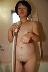 asiatico Nonna Tomoe Nakamachi stripping e l'assunzione di Peloso Fica Per doccia