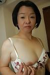 Asiatique Granny Tomoe Le nakamachi décapage et la prise de poilu Chatte pour douche