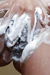 Sassy japans milf het nemen van douche en wrijven haar zeep curves