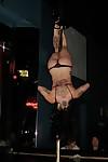 Gekleed amateur milf Joanna Angel dosis een sexy striptease Dans