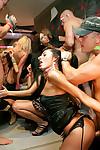 Laszive Damen genießen ein Wild teilweise Bekleidet Orgie bei die Nacht Club