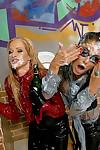 Stacy Argento & Nessa Diavolo sono in Viscido completamente Vestito gloryhole divertente