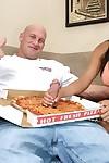 latina vixen baise Un hung pizza guy et prend Un éjaculation dans Son la bouche