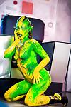 kinky Cosplay piliç Tiffany Bebek poz içinde vücut boya üniforma ve yayılıyor