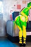 kinky cosplay pinto Tiffany Boneca posando no corpo pintura uniforme e espalhando