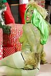 Groen huid amateur Joanna Angel houdingen zeer hot op Kerst