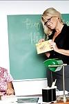 cazip öğretmenler içinde gözlük Bridgett Lee ve Demi Delia paylaşım bir horoz