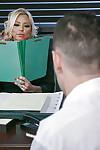 Chesty rubia jefe Britney Shannon folla su macho empleado en trabajo