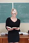 milf docent met Blond haar Carolyn reese houdt van uitkleden na lessen